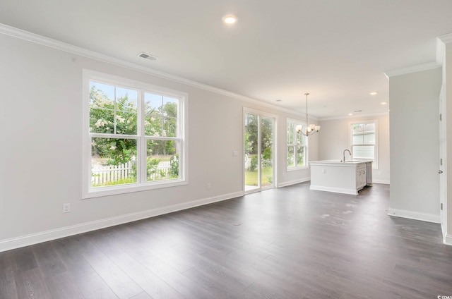 unfurnished living room featuring visible vents, ornamental molding, dark wood-style flooring, an inviting chandelier, and a sink