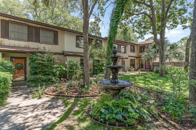 view of front of home featuring a front yard