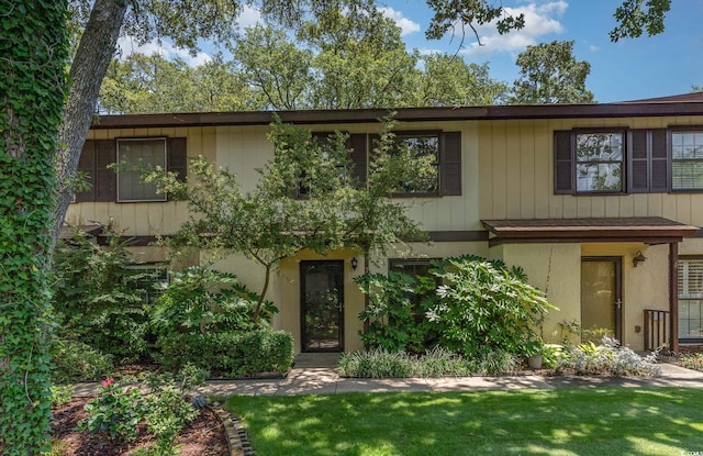 view of front of home featuring a front lawn