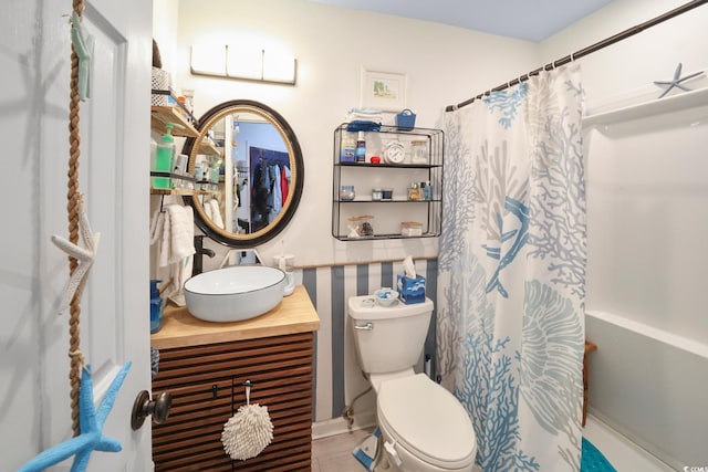 bathroom with toilet, a shower with curtain, and vanity