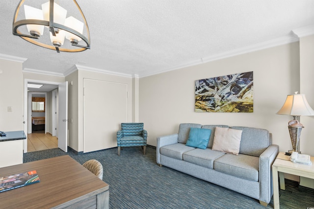 living area featuring a notable chandelier, carpet, crown molding, and a textured ceiling