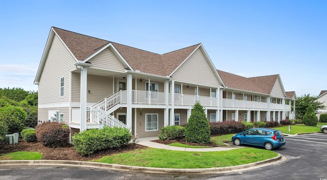 view of front of house featuring a porch and a front lawn