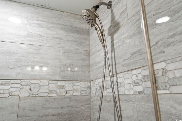 room details featuring a tile shower