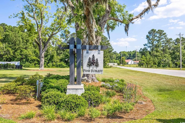 community sign with a lawn