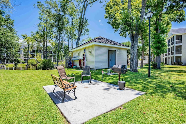 view of yard featuring a patio