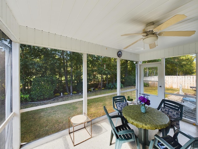 sunroom with ceiling fan