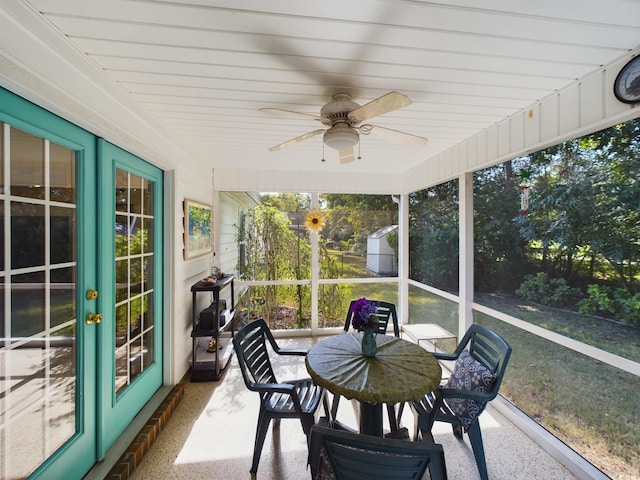 sunroom featuring ceiling fan