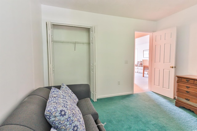 sitting room with carpet floors