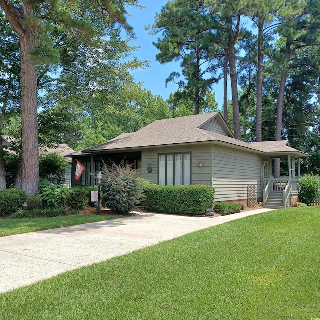 single story home featuring a front yard