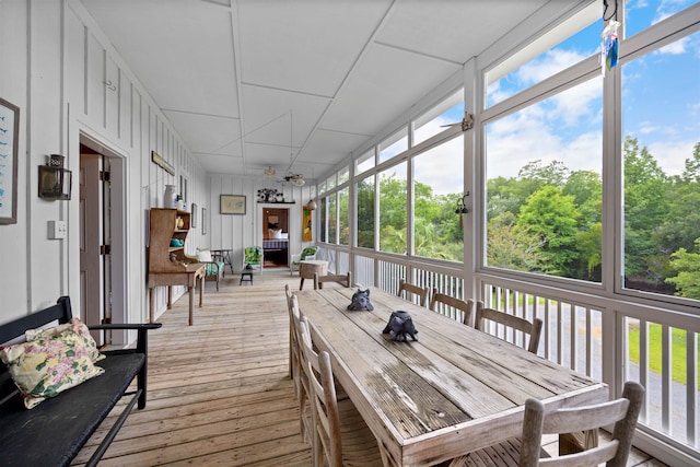 sunroom with ceiling fan