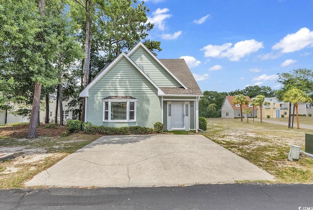 view of front of home featuring a front yard