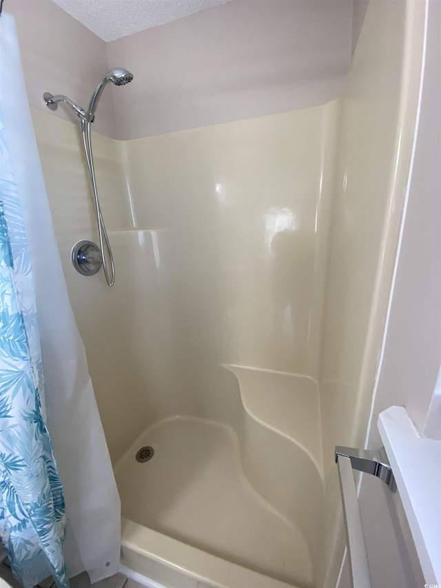 bathroom featuring a shower with shower curtain