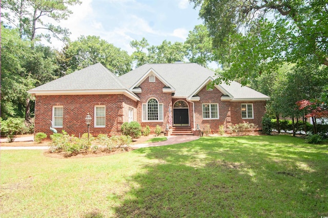 view of front of home featuring a front lawn