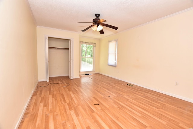 unfurnished bedroom featuring a textured ceiling, light hardwood / wood-style flooring, ceiling fan, and crown molding