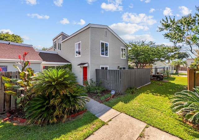 view of front of property with a front lawn