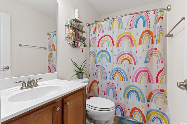 bathroom featuring a shower with shower curtain, vanity, and toilet