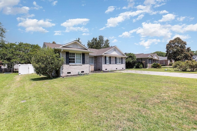 ranch-style house featuring a front yard