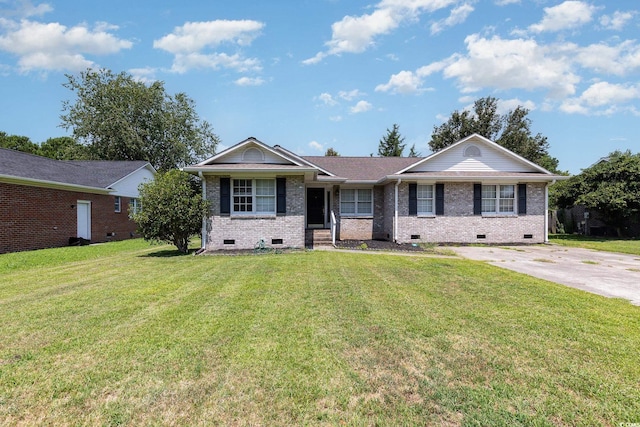 single story home featuring a front lawn