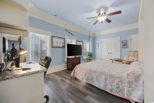 bedroom featuring ceiling fan, dark hardwood / wood-style floors, and crown molding