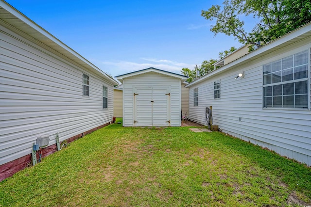 view of yard featuring a storage unit