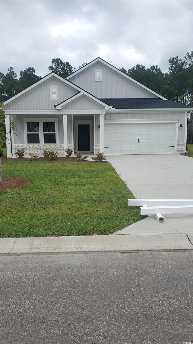 view of front of property featuring a front yard and a garage