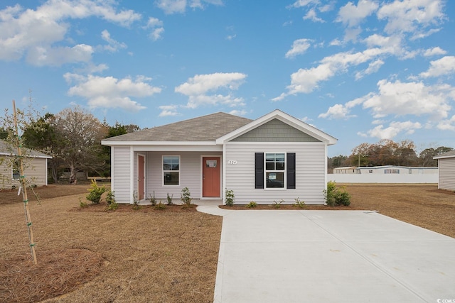 view of front facade featuring a front lawn