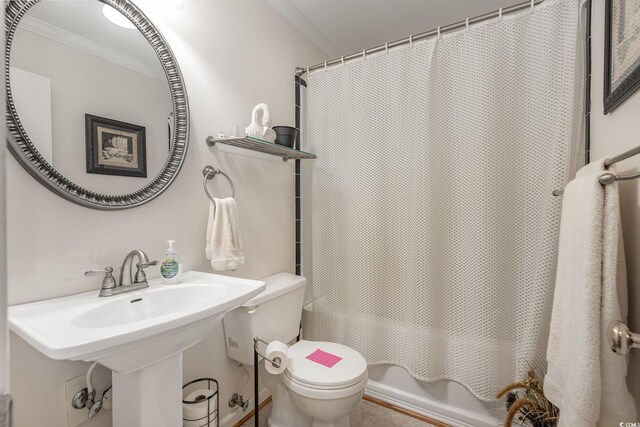 bathroom featuring crown molding, shower / bath combo, and toilet