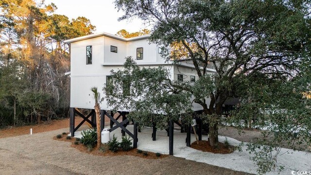 view of side of property featuring a yard