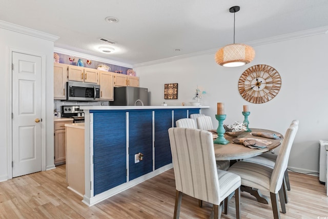 dining space with ceiling fan, vaulted ceiling, and hardwood / wood-style floors