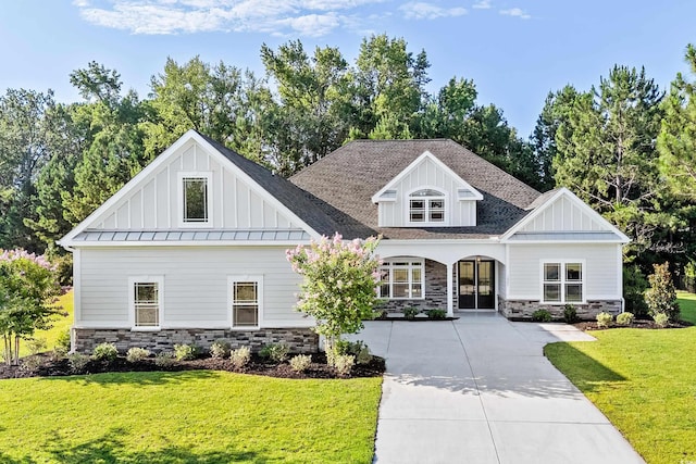 view of front of property featuring a front lawn