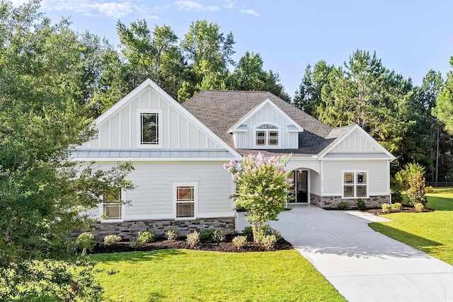 view of front of home featuring a front lawn