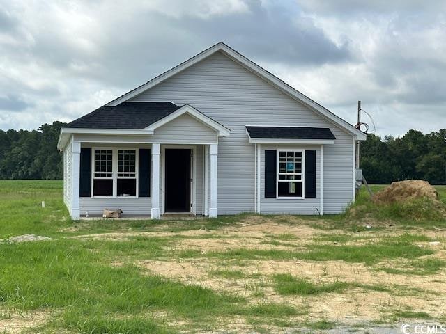 view of front of house featuring a front lawn