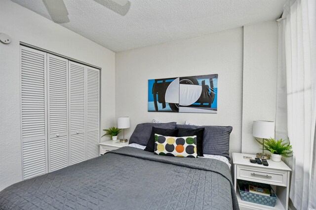 bedroom featuring a textured ceiling, a closet, and ceiling fan