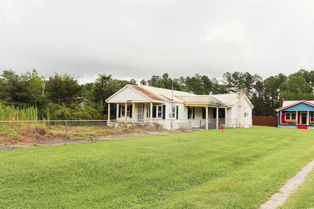 view of front facade with covered porch and a front yard