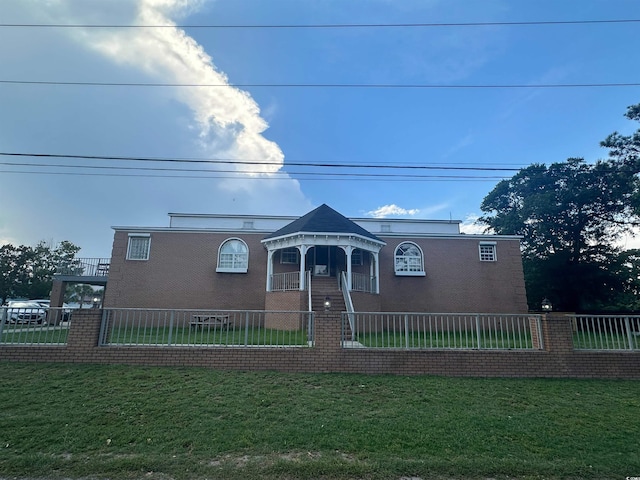 view of front facade featuring a front yard