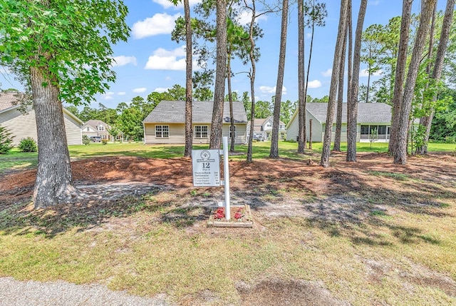 view of front facade with a front yard