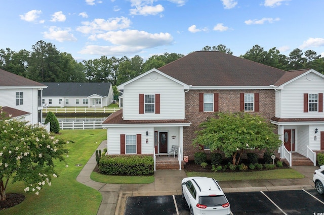 view of front facade featuring a front yard