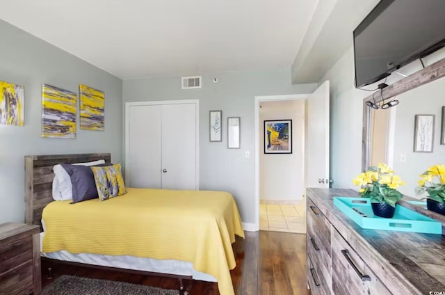 bedroom featuring dark wood-type flooring and a closet