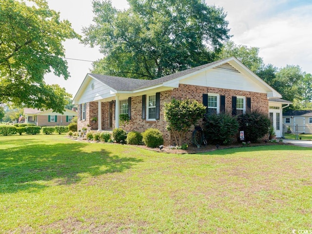 ranch-style house featuring a front yard