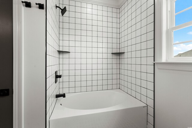 bathroom featuring tiled shower / bath combo