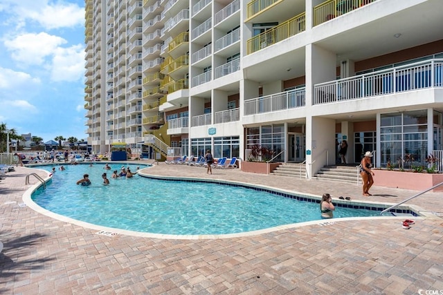 view of swimming pool