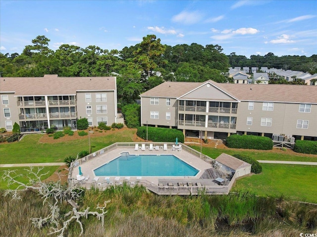 view of swimming pool featuring a lawn