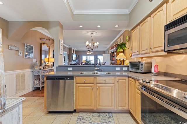 kitchen featuring an inviting chandelier, crown molding, sink, and stainless steel appliances