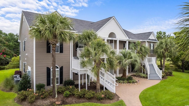 view of front of home featuring a front yard