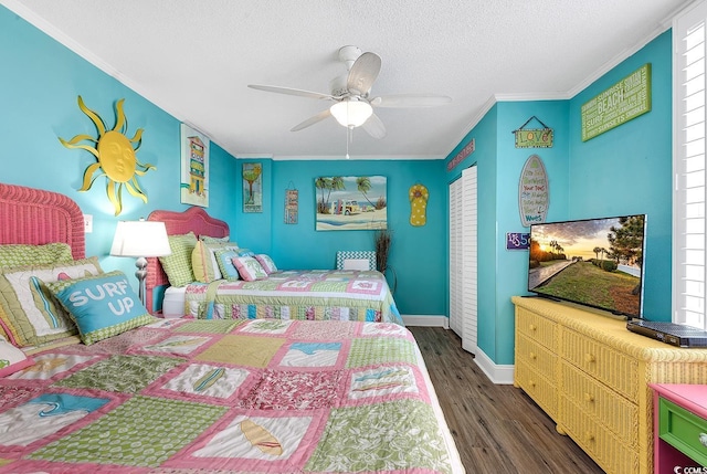 7000 Ocean Blvd N Unit 133, Myrtle Beach, SC 29572 - bedroom featuring a closet, ornamental molding, dark wood-type flooring, a ceiling fan, and a textured ceiling