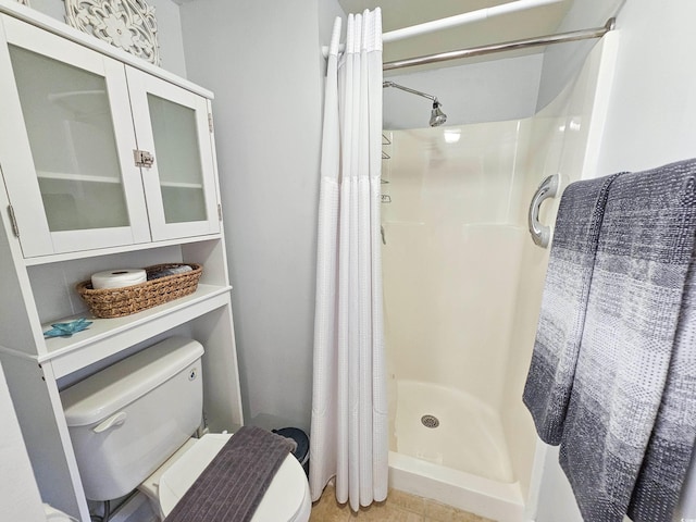 bathroom featuring a shower with curtain and toilet