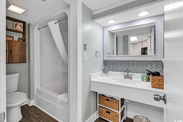 1501 S Ocean Blvd Unit 1150, Myrtle Beach, SC 29577 - bathroom featuring baseboards, shower / bath combination with curtain, backsplash, toilet, and wood finished floors