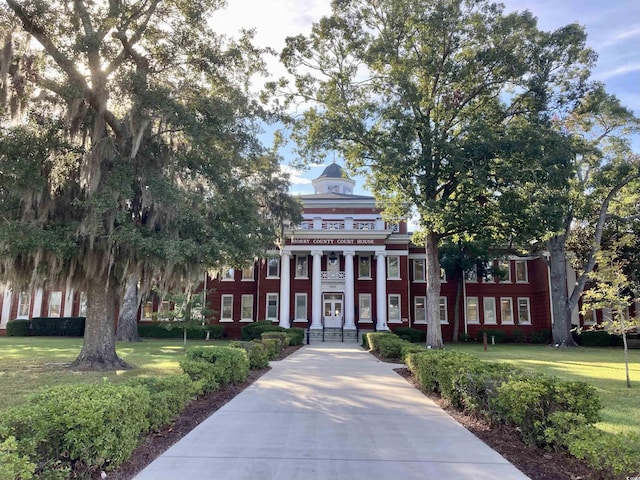 view of front facade with a front lawn