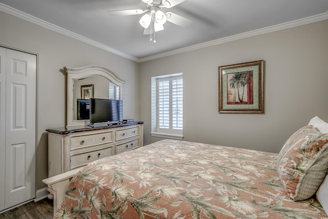 bedroom featuring dark wood-style flooring, a ceiling fan, and crown molding