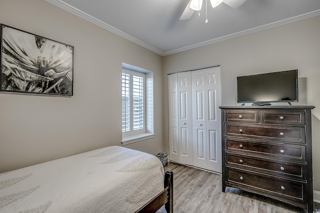 bedroom with ornamental molding, a closet, ceiling fan, and light wood finished floors